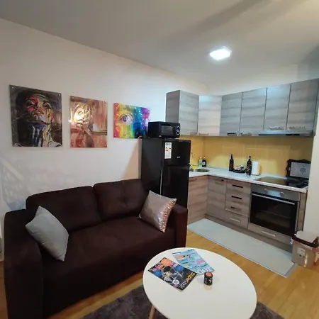 Giraffe By Nights & Smiles Apartman