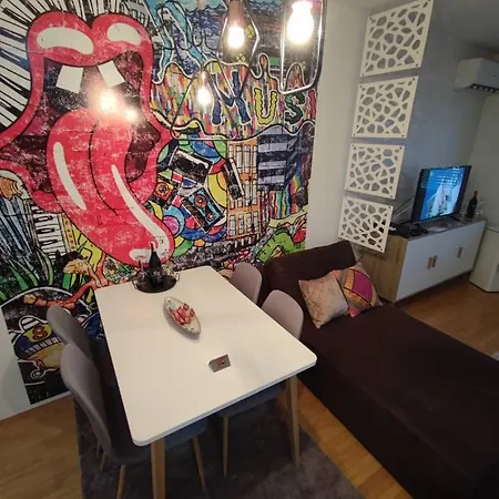 Giraffe By Nights & Smiles * Tuzla