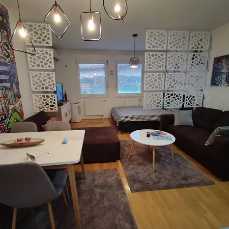 Giraffe By Nights & Smiles Apartman *
