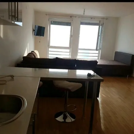 Giraffe By Nights & Smiles Apartman *